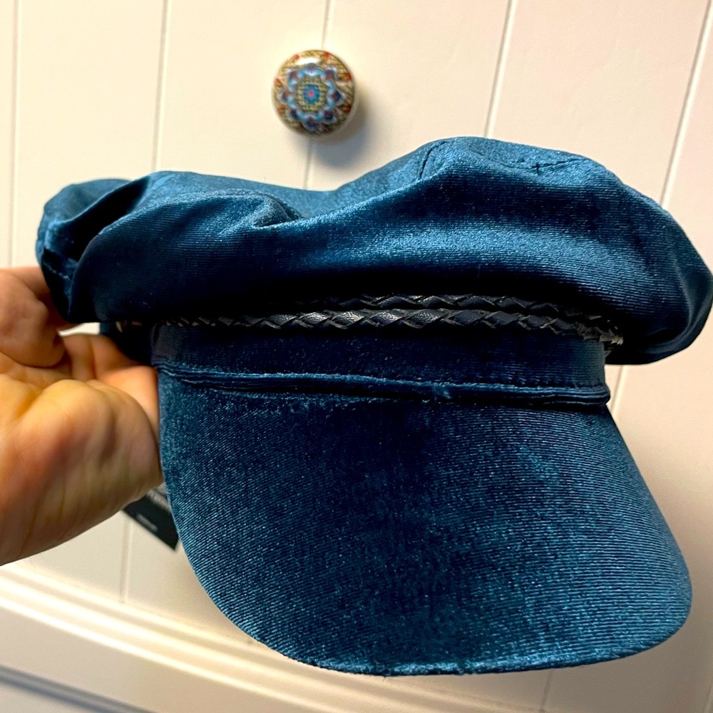 🎶🎶 She wore bluuue velvet🎶🎶.  If a song could be a hat this would be it.